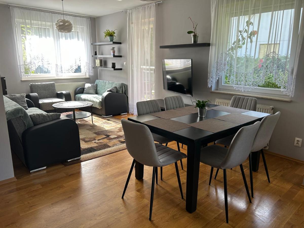 Appartamento Quiet Enclave Near The Airport Breslavia Esterno foto