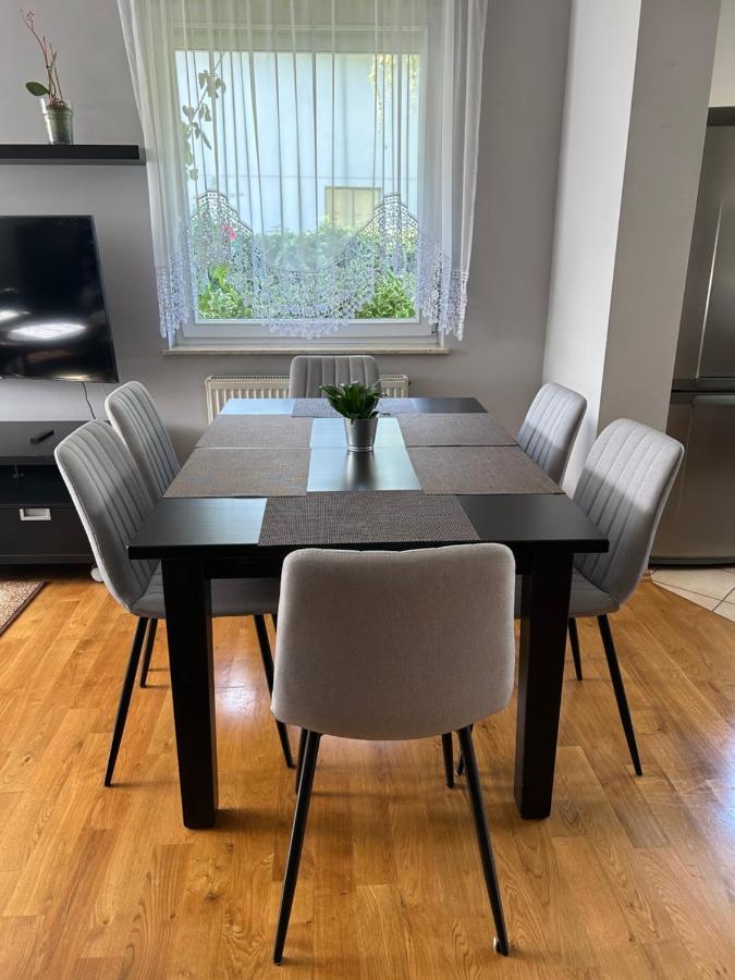 Appartamento Quiet Enclave Near The Airport Breslavia Esterno foto